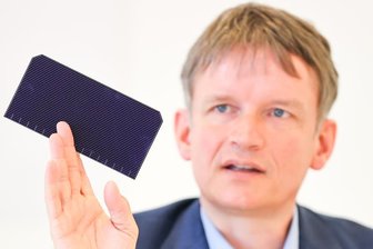 Solarunternehmen Meyer Burger plant Werk in den USA - Meyer-Burger-Chef Gunter Erfurt mit einer neu entwickelten Solarzelle.