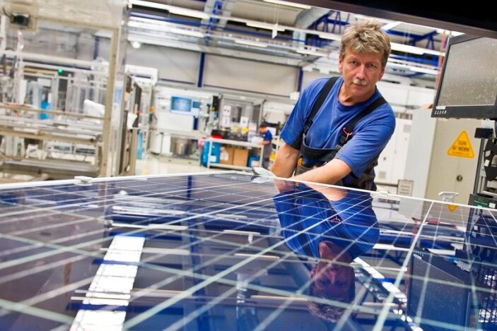 Solarworld geht es langsam besser - Ein Mitarbeiter in der Modulkontrolle der Fertigung Freiberg von Solarworld.
