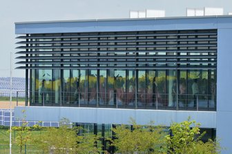 Solarworld: Kündigungen erst einmal nicht vorgesehen - Knapp zwei Stunden sprach Insolvenzverwalter Horst Piepenburg am späten Vormittag mit der Belegschaft bei Solarworld.