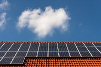 Solarzellen: Werkstätten der Diakonie Freiberg bekommen jetzt Strom vom eigenen Dach - Reichlich 500 Fotovoltaik-Module sind auf den Dächern der Freiberger Werkstätten installiert worden.