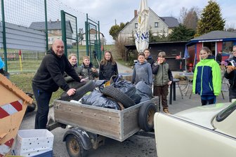„Solche Funde sind frustrierend“: Was Erzgebirger bei einer Müllwanderung entdecken - Mit seinem „Mülltaxi“ dabei: der ehemalige Mitteldorfer Rico Wehler und sein Trabi „Schorsch“.