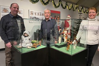 Solche Miniaturen gibt es nur in Zwickau: Eine geschnitzte Pyramide aus einer Haselnuss - Priesterhäuser-Leiterin Alexandra Hortenbach und Museumsmitarbeiter Daniel Jakob (l.) freuen sich, in der neuen Weihnachtsausstellung auch die Pyramiden-Kunst von Klaus Benke breitem Publikum vorstellen zu können.