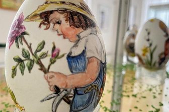 Solche Ostereier kann man suchen: Margitta Clemens zeigt in Reichenbach, was sie bis tief in die Nacht nicht losließ - Jedes Ei ist eine Welt für sich. Und davon gibt es im Reichenbacher Neuberin-Museum ab Dienstag etwa 200.