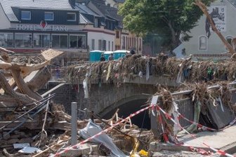 "Solche Verwüstungen noch nie gesehen" - Treibgut und Schutt türmen sich an einer Brücke. Das Foto entstand in Altenahr, das eine Verbandsgemeinde mit Kirchsahr bildet, wo die Zwickauer Hilfsgüter hingebracht worden sind.