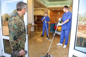 Sechs Soldaten der Panzergrenadierbrigade 37 aus Frankenberg helfen derzeit im Alten- und Pflegeheim in Radeberg aus, unter anderem bei Reinigungsarbeiten. Im Bild ist Kommandeur Oberst Rüdiger Beiser im Gespräch mit einem Soldaten.