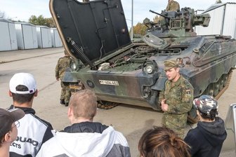 Soldaten zeigen jungen Besuchern ihren Alltag -