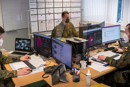 Soldaten zwischen Altenheim und Truppenübungsplatz - Im Operationszentrum Covid-19 werden nicht nur die Amtshilfe-Anträge koordiniert. Von hier aus werden auch alle internen Coronamaßnahmen für die Soldaten der Erzgebirgskaserne gesteuert.