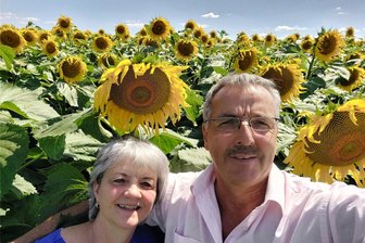 Soldatengräber wachsen und die Hoffnung schwindet: Warum die Döbrichs aus Elsterberg dennoch in der Ukraine bleiben wollen - Gabi und Achim Döbrich mitten im Sonnenblumenfeld. Diese Pflanze ist das Wahrzeichen und das Symbol für viele Agrarprodukte in der Ukraine. Das Paar aus dem Vogtland betreibt selbst Landwirtschaft in der Zentralukraine. Trotz des Krieges bleiben sie im Land.