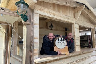 „Sole Mio“-Chefkoch überrascht zum Schwarzenberger Weihnachtsmarkt mit neuem Stand - Andrea Cocco (l.) und Rick Vieweg sind stolz auf die neue Markthütte, die vorm „Sole Mio“ stehen wird.