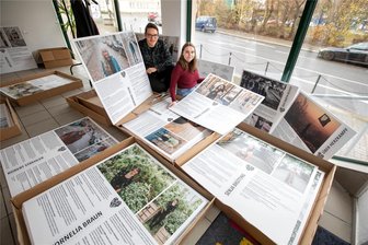 Solidarischer Adventskalender des Plauener Demokratievereins Colorido erstmals vogtlandweit - Stefan Postier und Jessica Stricker vom Verein Colorido bei den letzten Vorbereitungen.