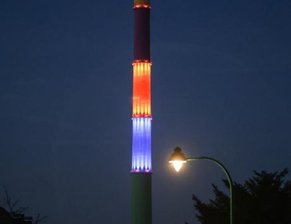 Solidarität und Nachdenklichkeit - Als Zeichen der Solidarität leuchten am Schornstein des Heizkraftwerkes derzeit nur die beiden Segmente Gelb und Blau - die ukrainischen Nationalfarben, wenn auch in umgekehrter Reihenfolge. 