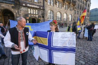 Solidaritätsaktion für Krimtataren vor Chemnitzer Rathaus - Witalij Martschenko (l.) und Olga Dreyer vom Verein AG Ukraine-Chemnitz-Europa e.V. gehören mit einer ukrainischen Marineflagge zu den Demonstranten auf dem Neumarkt.