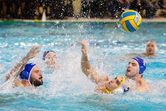 Solide Leistung reicht nicht: Plauener SVV-Wasserballer verlieren Heimauftakt - Plauens Maximilian Kaminke (rechts) und sein Team haben das erste Heimspiel verloren.