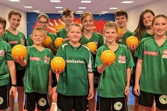 Solide Nachwuchsarbeit zahlt sich aus - Zu den Nachwuchskeglern bei Saxonia Bernsbach gehören (h. v. l.) Kevin Küfner, Katharina Schulze, Nils Aurich, Tamina Schauer, Nils Dietrich und Denise Frölich sowie (v. v. l.) Chesley Neumann, Tim Wendler, Helena Stolarczyk, Max Colditz und Lilly Küffner. Es fehlt Marie Thomas.