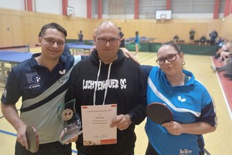 Solide Vorhand, unkonventionelle Rückhand und viel Zeit für den Nachwuchs: Lichtenauer Tischtennis-Trainer wird überrascht - Eine Familie, ein Hobby: Domenik, Maik und Sarah Feller (v. l.) sowie Michelle, die an diesem Abend nicht dabei war, spielen beim Lichtenauer SC Tischtennis.