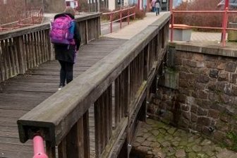 Solider Etat ermöglicht weitere Investitionen - Für 340.000 Euro soll die marode Holzbrücke am Busbahnhof erneuert werden.