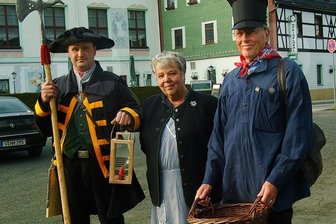 Solinger Rückblick auf Mundarttage - Der Zwotaer Nachtwächter Georg Carsten Eibisch (links) 2011 mit Ute Schulz und Lothar Steinebach aus Solingen, die in der historischen Tracht eines Messerschleifers und einer Lieferin mehrfach an den Vogtländischen Mundart-tagen teilnehmen. 