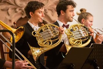 Solist zum Augustusburger Musiksommer fliegt extra aus den USA ein - Die Hornisten Josef Nawrocki und Daniel Schimmer (v.l.) spielten bereits mehrfach in Augustusburg.