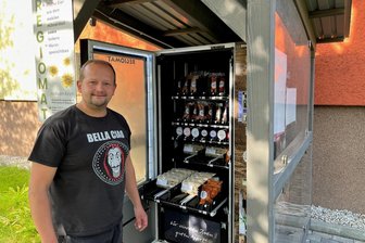 Soljanka, Räucherkäse und Eier aus dem Automaten: Neuer Trend im Erzgebirge? - Benjamin Kirsch bestückt den Automaten im August-Bebel-Wohngebiet in Zschopau mit frischen Eiern aus seinem Landwirtschaftsbetrieb in Witzschdorf.