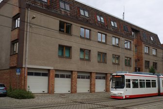 Soll das alte Polizeirevier in Zwickau abgerissen werden? - Das frühere Polizeirevier am Alten Steinweg bietet einen trostlosen Anblick. Immerhin fährt noch die Straßenbahn vorbei.