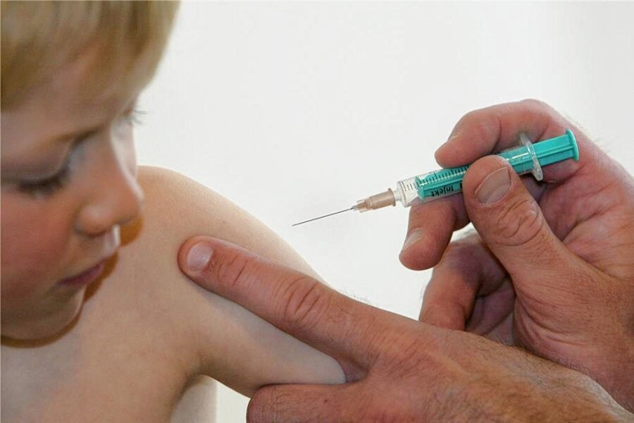 Soll ich mein Kind gegen Meningokokken impfen lassen? - In Sachsen sind 2023 bereits zwei Meningitisfälle gemeldet worden. Die Erkrankung kann tödlich verlaufen. Eine Impfung schützt. 