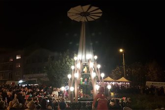 Soll „Planitzer Schlossadvent“ der Schlossweihnacht in Osterstein etwa Konkurrenz machen? - Das Planitzer Pyramidenandrehen hat Tradition. In diesem Jahr steht der angestammte Ort nicht zur Verfügung.