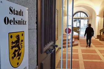 Sollen die Wohnungsbaugesellschaft und die Stadtwerke in Oelsnitz fusionieren? - Der Eingangsbereich des Oelsnitzer Rathauses. Ein ganzes Paket neuer Stellen wird im Jahresverlauf ausgeschrieben. 