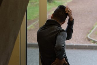 Sollen Flüchtlinge von Anfang an arbeiten dürfen? - Ein Flüchtling in Chemnitz: Der Städte- und Gemeindebund will deren Zugang zum Arbeitsmarkt beschleunigen.