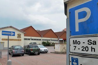 Sollen Supermarkt-Parkplätze in Freiberg nach Ladenschluss für alle öffnen? - Das Parken an der Gerberpassage in Freiberg ist montags bis samstags auf 90 Minuten begrenzt. Ziel der Regelung ist es, den Kunden der Geschäfte kurze Wege für ihre Einkäufe zu sichern.
