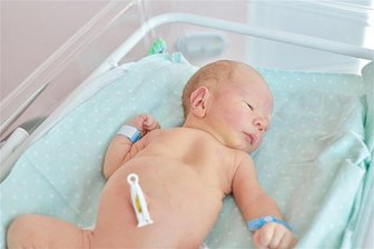 Sollten Eltern das Nabelschnurblut ihres Kindes aufbewahren lassen? - Hier ist die Nabelschnur schon abgeklemmt. Sie enthält wichtige Stammzellen.