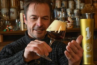 Sommelier-Wettbewerb: Ein Chemnitzer ist deutscher Bierkönig - Michael Friedrich ist zum Deutschen Meister der Biersommeliers gekürt worden. Bei dem Wettbewerb geht es um Bierbestimmung auf hohem Niveau, vor allem mit Blick auf die Sensorik und die Braukultur. Friedrich kennt zudem Hintergründe zu den Bierstilen und kann Biere präsentieren.