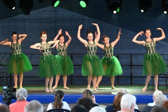 "Sommer am Segel" zeigt tänzerische Zeitreise - Bei "Sommer am Segel" haben die Damen des Balletts der Karo Dancers die Kavalierstour August des Starken nachgezeichnet.