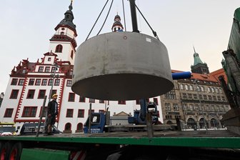 Sommer am Wasser in Chemnitz? Die ersten Teile für den neuen Marktbrunnen sind da! - Am Mittwochmorgen sind die Fundamente des neuen Marktbrunnens eingetroffen.