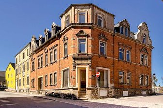 Sommer-Auktion: Diese Immobilien in Hainichen, Mittweida und Geringswalde unterm Hammer - Dieses denkmalgeschützte Wohn- und Geschäftshaus befindet sich in Siebenlehn, Markt 1. Mindestgebot: 19.000 Euro.
