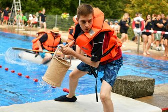 Sommer-Comeback in Penig: Stundenschwimmen und abenteuerliches Schlauchbootrennen beleben das Freibad wieder - Im Freibad Penig treten beim Schlauchbootrennen am 23. August zig Teams gegeneinander an.