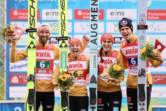 Sommer Grand Prix der Skispringer in Klingenthal: Der Vorverkauf läuft - Pius Pasche, Katharina Schmidt, Selina Freitag und Andreas Wellinger (von links) sicherten sich im vergangenen Jahr den Sieg im Mixed-Wettbewerb.