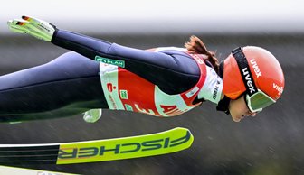 Sommer-Grand-Prix in der Vogtland-Arena: Der Name Freitag bleibt in der Weltspitze vertreten - Flug in die Weltelite? Die Sächsin Selina Freitag segelt im ersten Sprung auf 123,0 Meter, legt dann noch einen Meter drauf und landet erstmals in ihrer Karriere auf dem Podest.