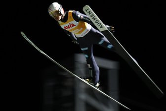 Sommer-Grand-Prix in der Vogtland-Arena: Familie Prevc räumt und Philipp Raimund liefert ab - Selina Freitag bei ihrem Quali-Flug auf 120,5 Meter.