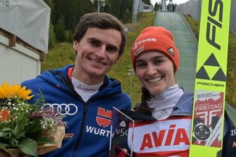 Sommer-Grand-Prix in Klingenthal: Freudentränen bei Selina Freitag nach erstem Podestplatz - Richard Freitag überreichte seiner Schwester Selina auf dem Podest die Blumen.