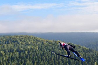 Sommer-Grand-Prix in Klingenthal: Japaner Kobayashi fliegt in eigener Liga - Juliane Seyfarth fliegt über das Erzgebirge.