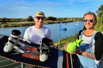 Sommer im goldenen Oktober: In Rossau geht es raus aufs Wasser - Traumwetter: Silke Künzel und Honza Palaty holen am verlängerten Wochenende den Sommer an die Wasserskianlage Rossau zurück. 