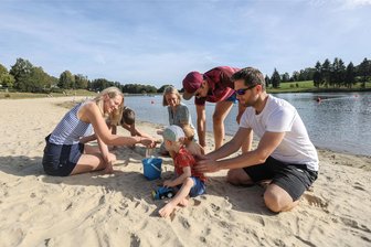 Sommer in den Herbstferien: Was am Stausee Rabenstein noch geht - Am Stausee Rabenstein haben am Montag Stefanie Simon (von links) mit Tochter Carlotte, Anika Christoph, Henry Christoph mit Sohn Anton sowie Carsten Simon mit Sohn Henning den warmen Tag genossen.