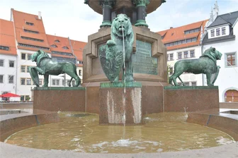 Sommer in Freiberg: Wo Abkühlung möglich ist - Achtung, kein Trinkwasser: Die vier Löwen am Ottobrunnen auf dem Freiberger Obermarkt speien Wasser aus.