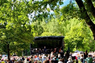 Sommer mit Musik und Lebensfreude in Döbeln: Picknickkonzert auch in Freiberg geplant? - Rund 600 Gäste strömten am Sonntag zum Picknickkonzert des Mittelsächsischen Theaters in Döbeln.