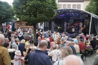 Sommer-Rock in Zwickau: Ein Fest der Musik und Nostalgie - Bereits bei BeatStixx, der ersten Band zum „Summer-Rock“-Freitagabend, waren alle Sitzplätze belegt, drängten sich die Gäste auf dem Hauptmarkt.