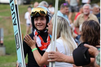 Sommer-Skispringen im Erzgebirge: Jungs liefern sich bei ihrem Debüt einen packenden Kampf - Freudestrahlend realisiert Julian Schonhardt vom Skiclub Schonach seinen Sieg in Pöhla. Im zweiten Durchgang erhielt er für einen 67-Meter-Satz Applaus.