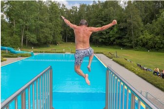 Sommer, Sonne, Arschbombenmeisterschaft: Nicht nur kühle Tipps fürs Wochenende im Erzgebirge - Kaum zu glauben, aber wahr: Auch mit so einem Sprung kann man sich bei der Arschbomben-Meisterschaft in Sehma den Titel holen. Eberhard Schmidt ist das vor vier Jahren gelungen.