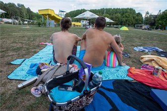 Sommer, Sonne, Langfinger: Diebe verärgern Freibad-Gäste in Plauen - Freibadgäste, wie etwa in Haselbrunn, sollten Wertgegenstände nie unbeaufsichtigt liegen lassen.
