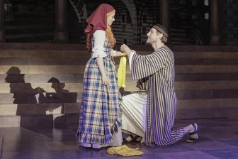 Sommer-Spektakel „Der Medicus“ im Plauener Parktheater: Das erwartet die Zuschauer - Elisabeth Birgmeier und Friedrich Rau spielen ein Liebespaar.