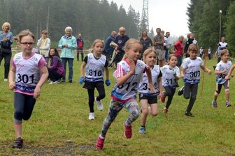 Sommer-Tour macht halt in Grünbach - Kurz nach dem Start der Klassen S 6 und S 7 an der Grünbacher Skihütte: Links im Bild die Siegerin Lina Tröger vom SV Stützengrün, in der Mitte die Zweitplatzierte Victoria Götzel (Nr. 312) vom VSC Klingenthal.